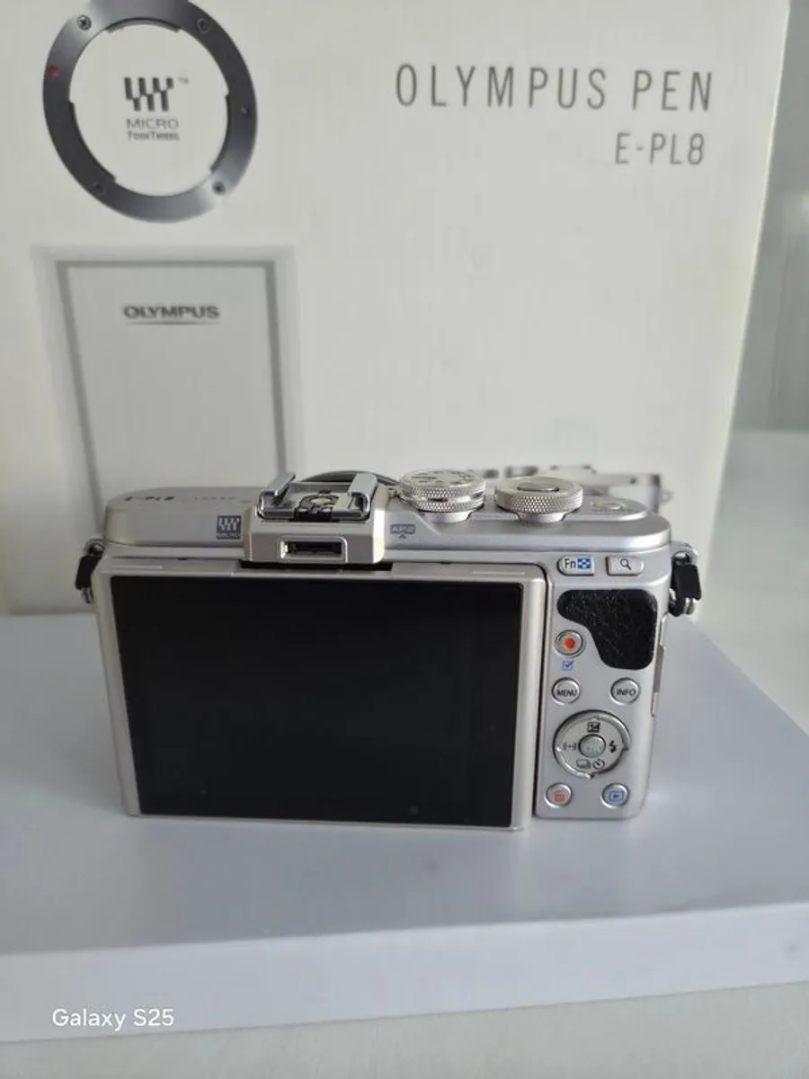 Olympus Pen E-PL 8 Camera kit - Image 2
