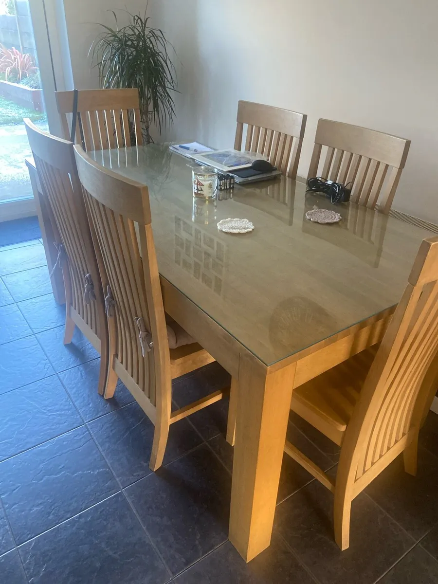 Table and chairs - Image 2