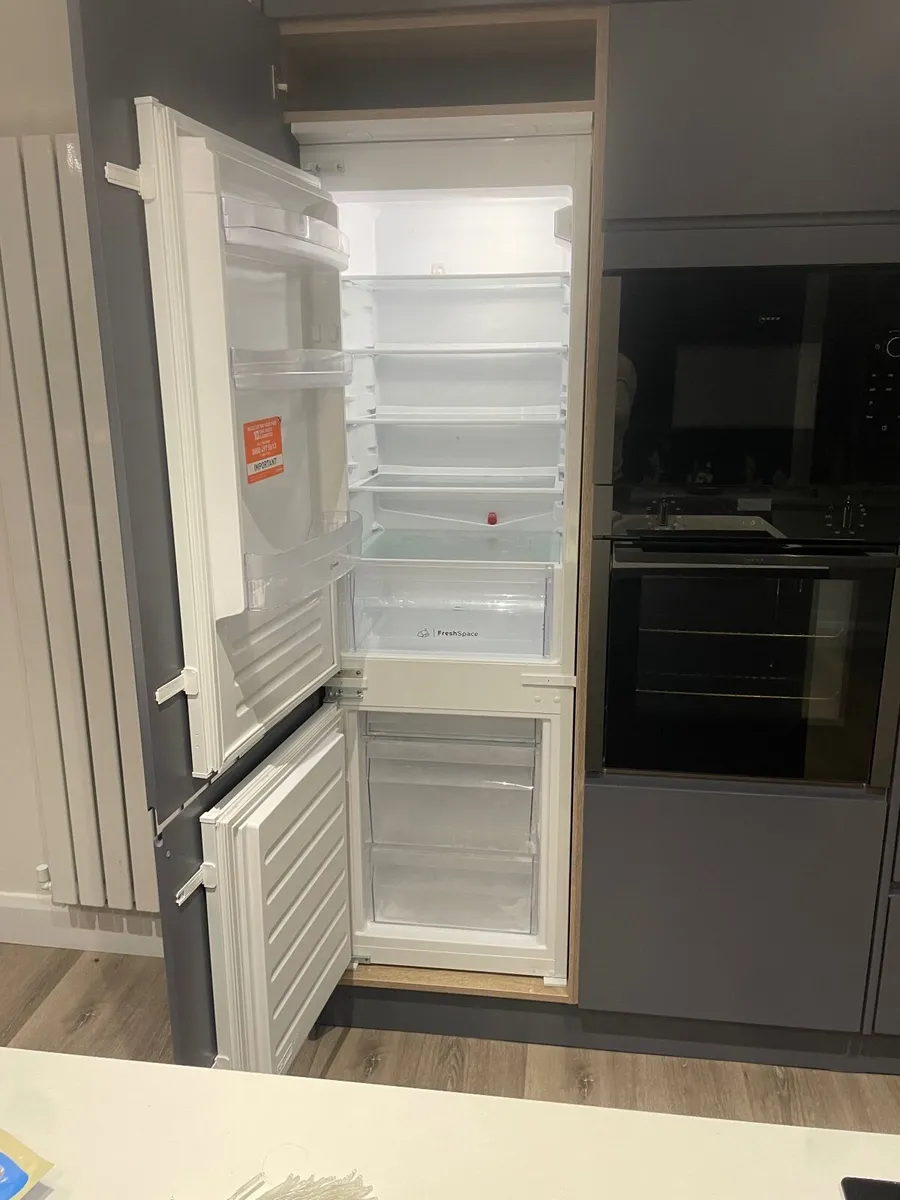 Integrated Fridge freezer 60/40 - Image 1
