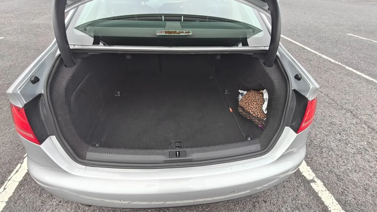 Audi A4 2011 2.0 TDI Tecknik 136PS - Image 4