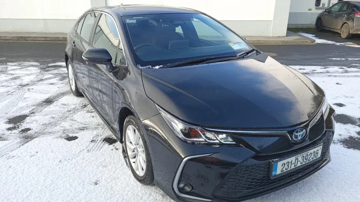 TOYOTA COROLLA 2023 LUNA / 1.8 PETROL HYBRID /AUTO - Image 3