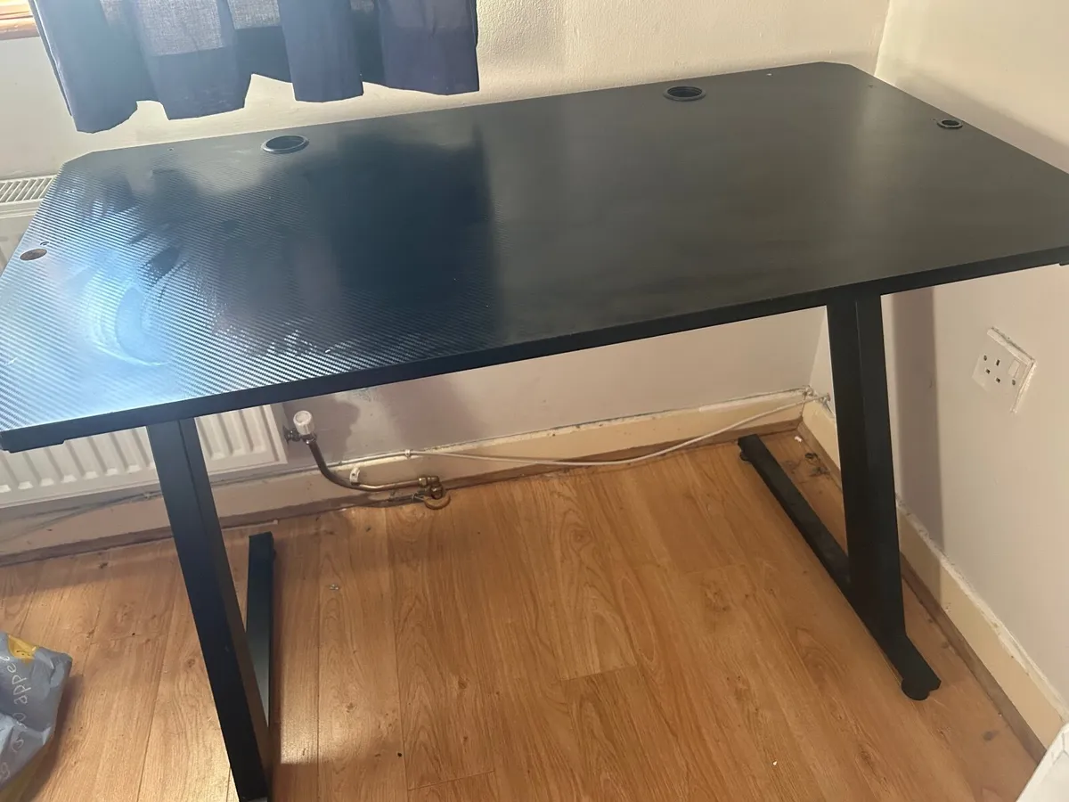Computer/Gaming Desk - Image 1