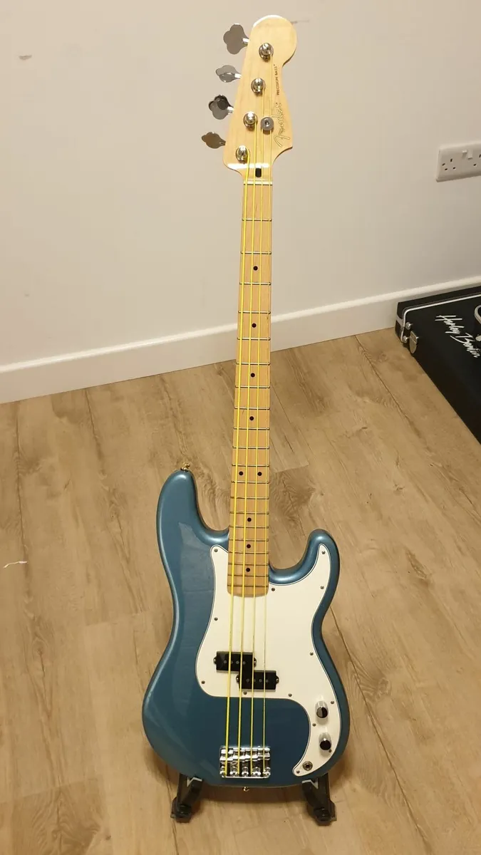 Fender Player Precision Bass – Mint + Hard Case - Image 2