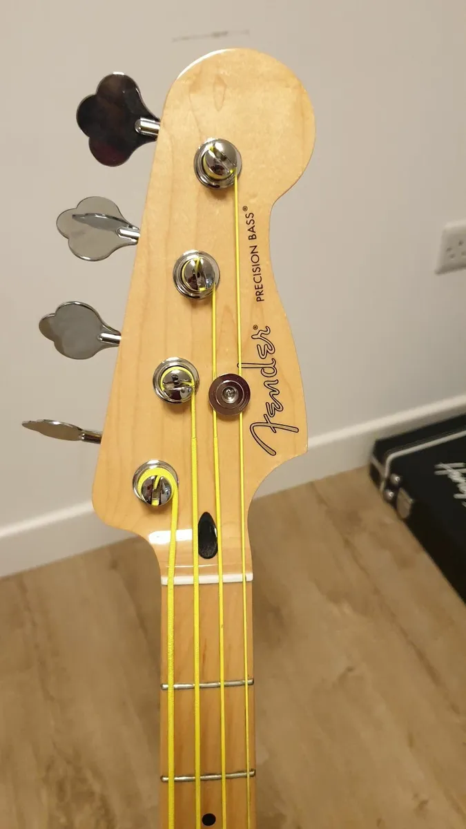 Fender Player Precision Bass – Mint + Hard Case - Image 3