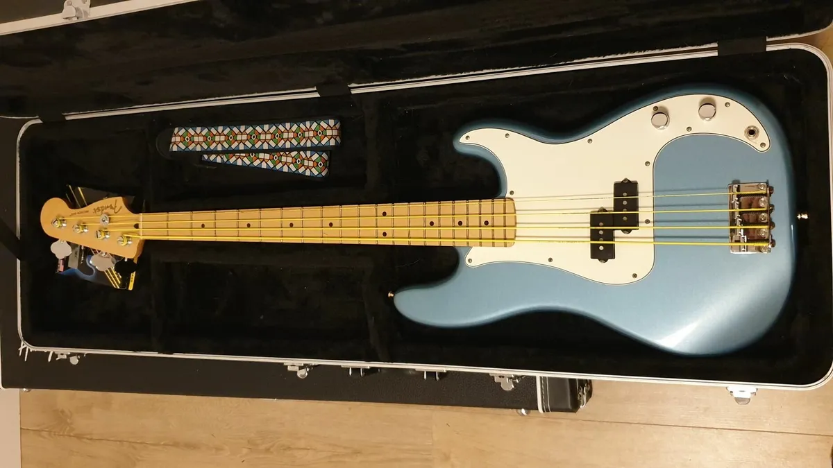 Fender Player Precision Bass – Mint + Hard Case - Image 1