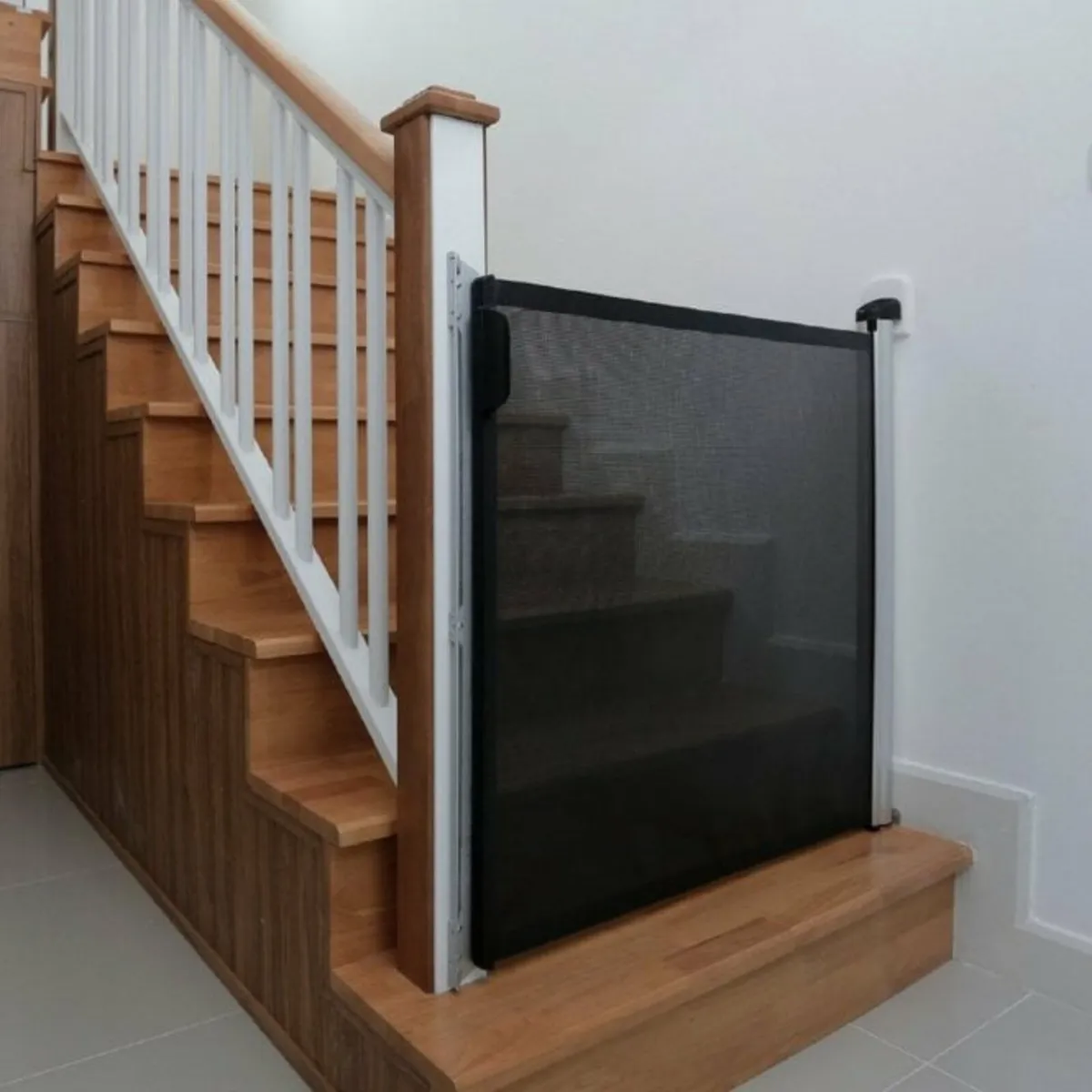 Lascal KiddyGuard® Accent - Black
Retractable gate - Image 3