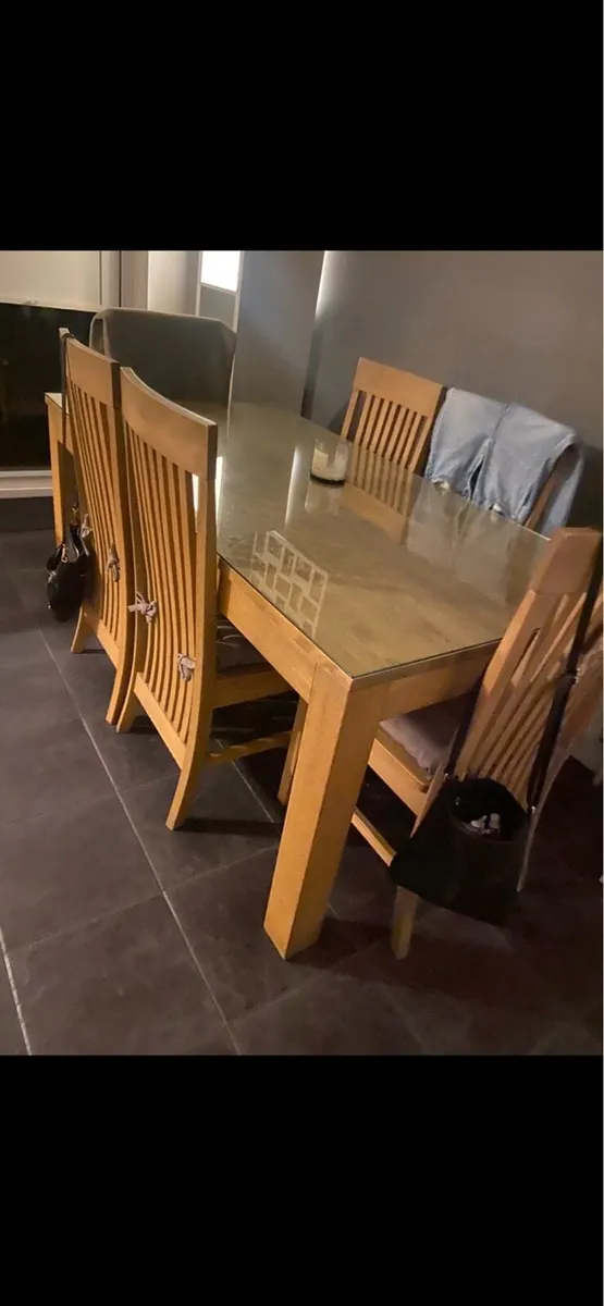 Table and chairs - Image 3