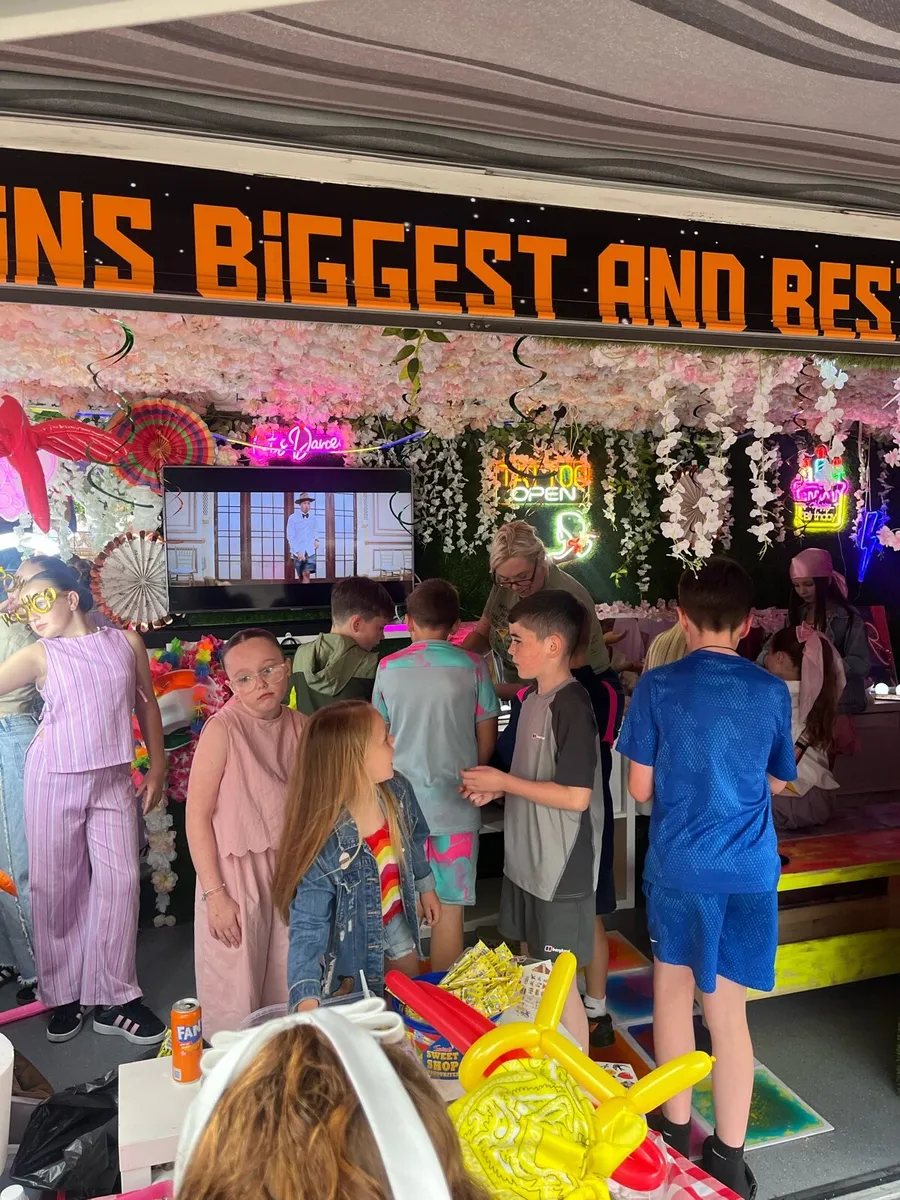 Glamour party van - Image 4