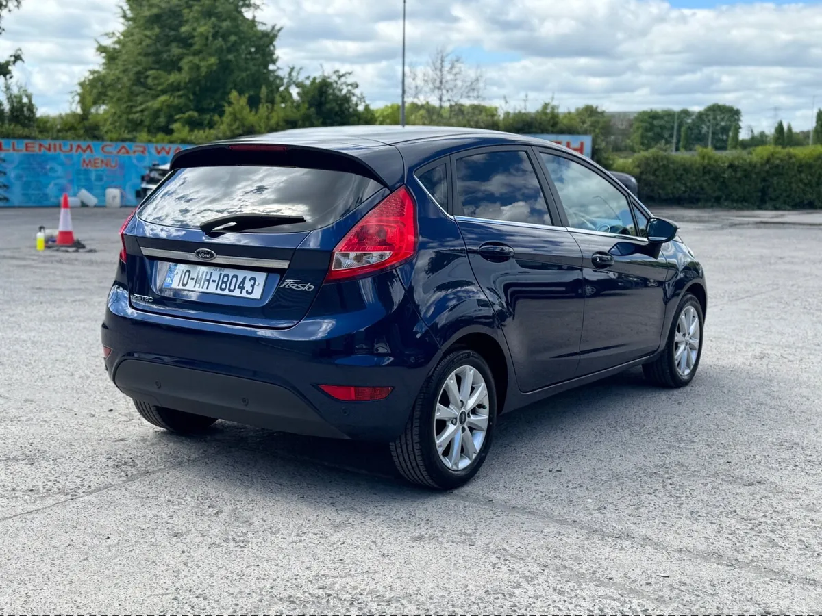 Ford Fiesta 2010 - Image 2