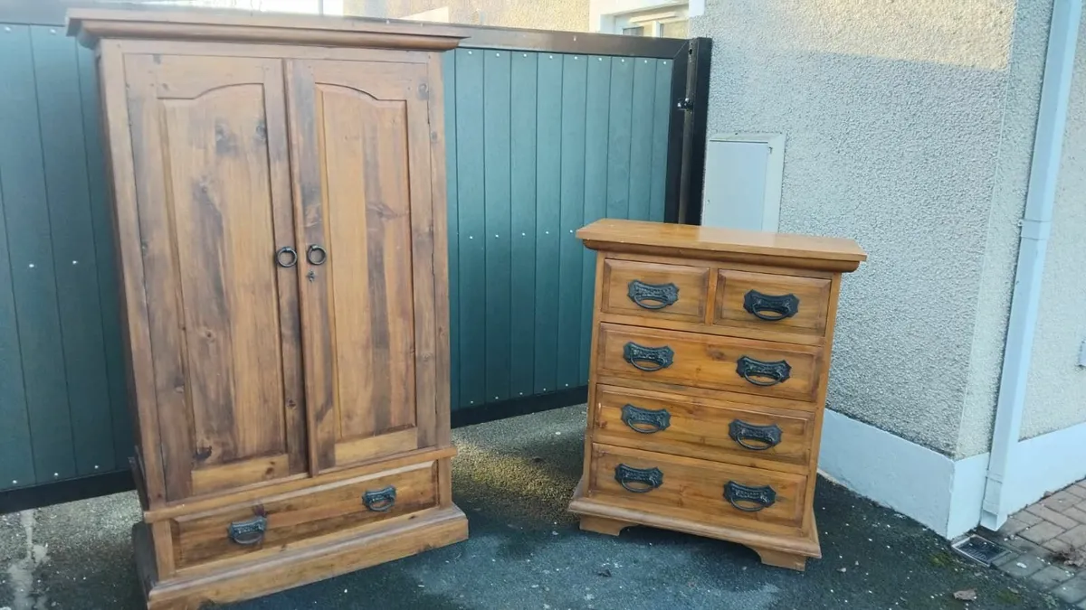 Wardrobe and matching chest - Heavy iron handles - Image 1