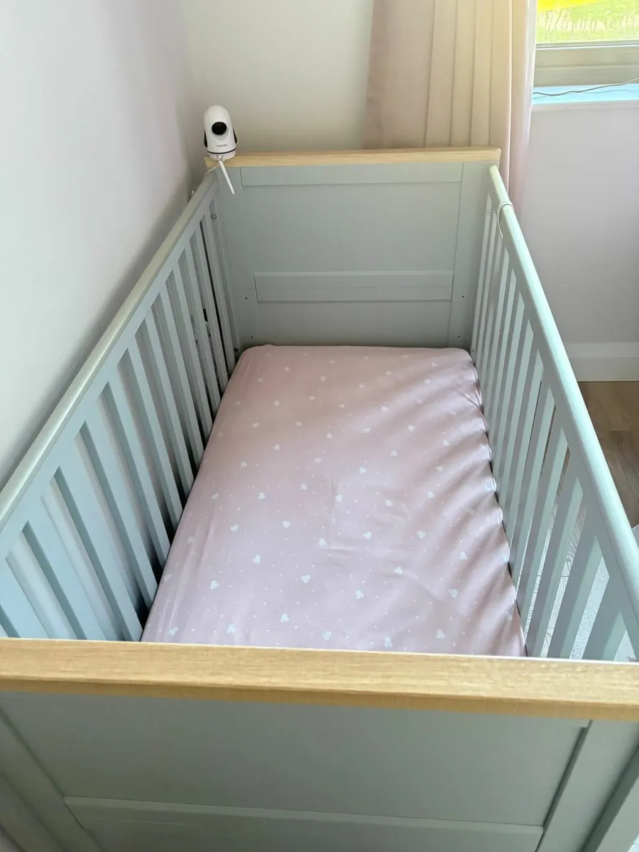 Mamas & Papas 2 Piece Cotbed Set with Dresser - Image 2