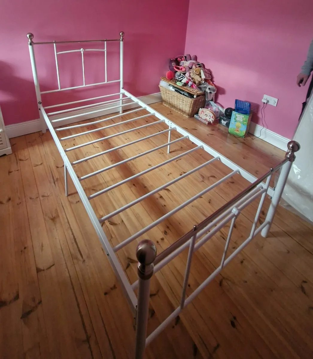 Single metal bedframe - Image 2