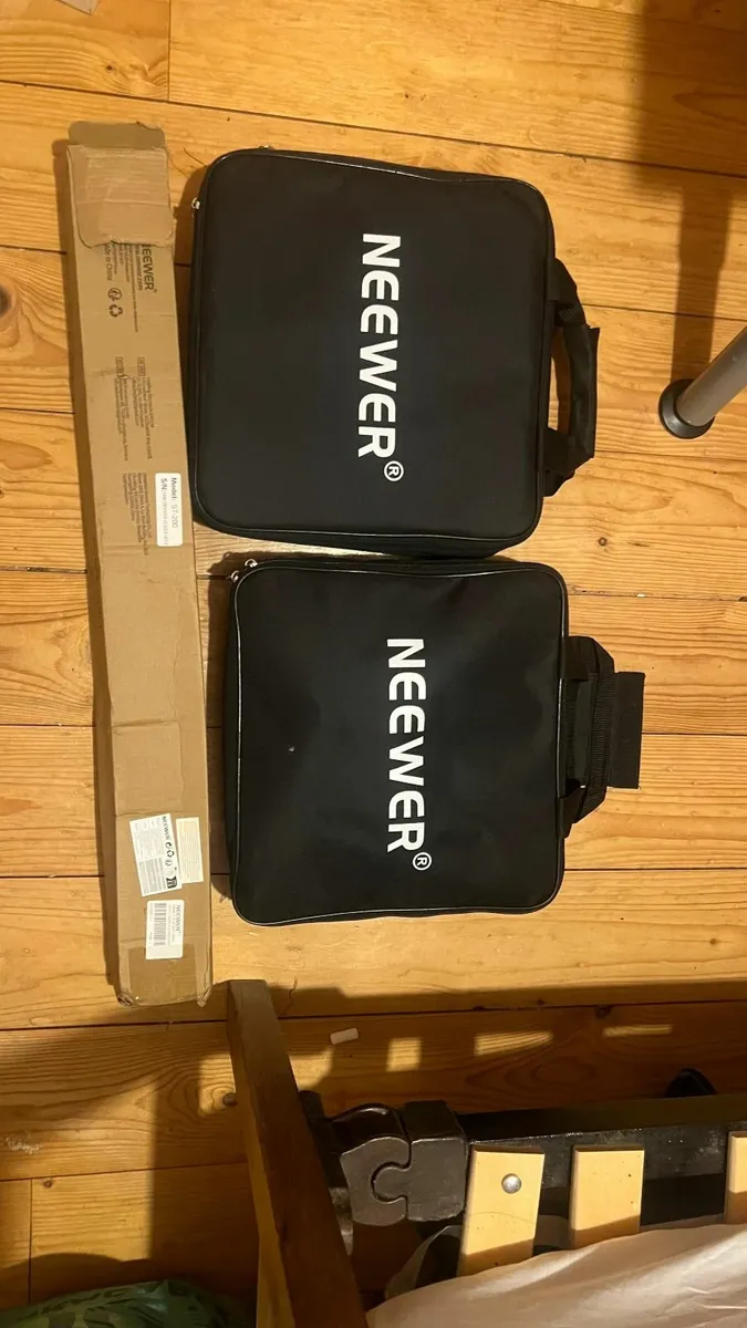 NEEWER 2 Pack Bi-Color 660 Lights Plus Stand - Image 1