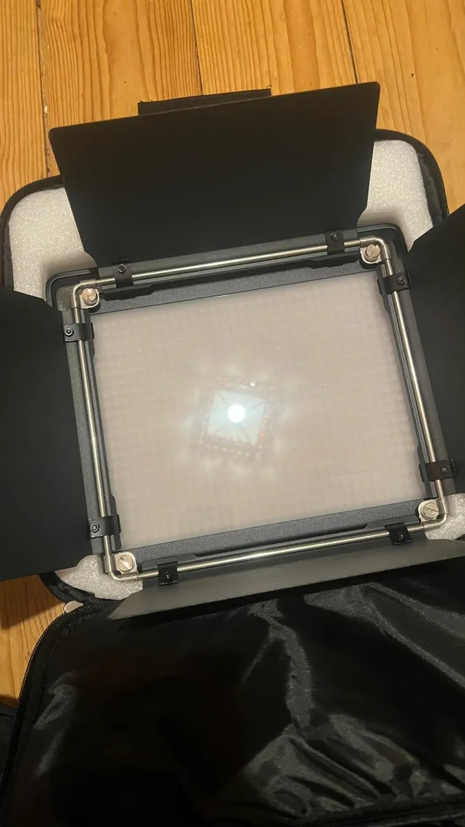 NEEWER 2 Pack Bi-Color 660 Lights Plus Stand - Image 2