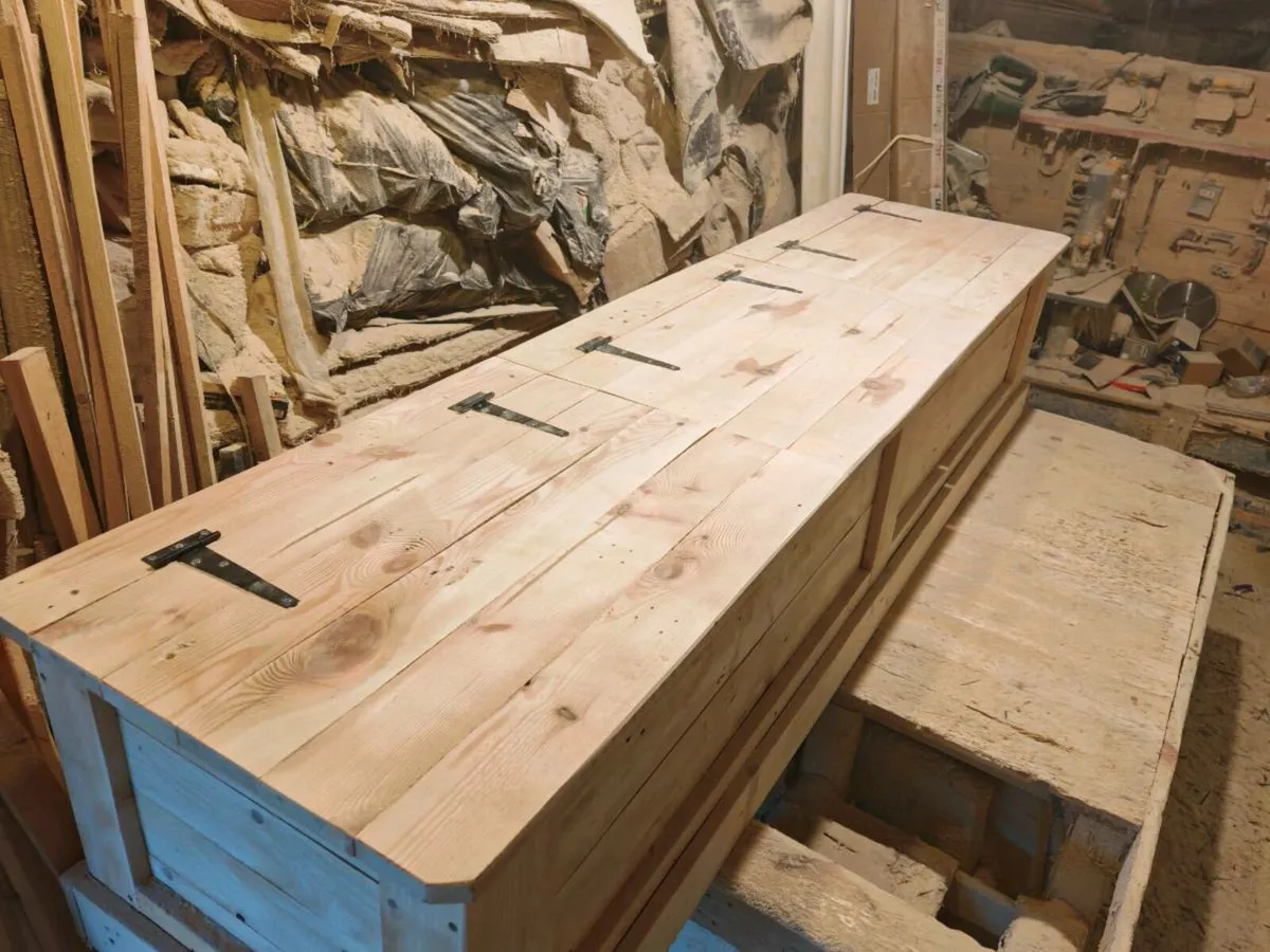 Handmade rustic blanket box - Image 3