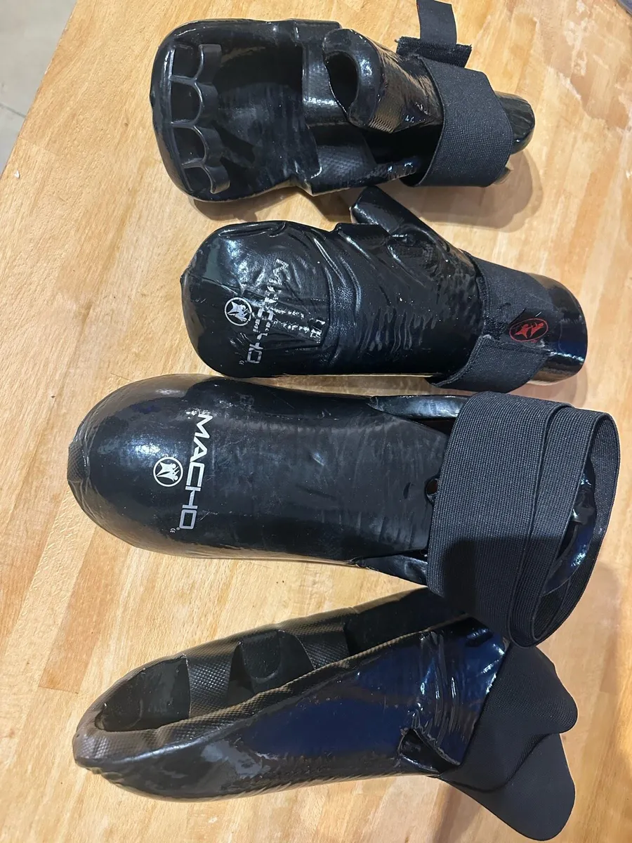 Foot guards and sparring mitts - Image 1