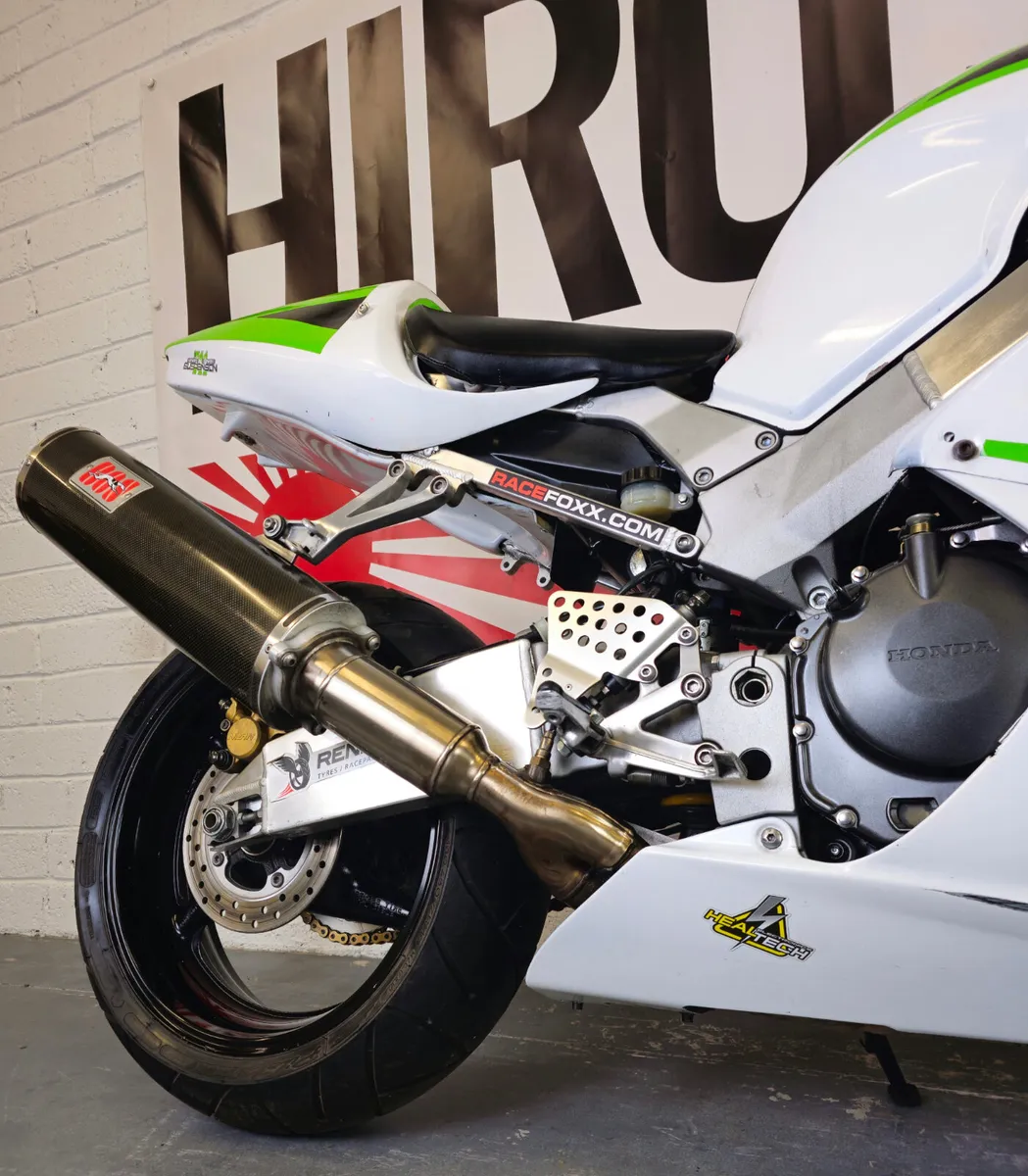 Honda CBR900RR SC44 Track bike - Image 4