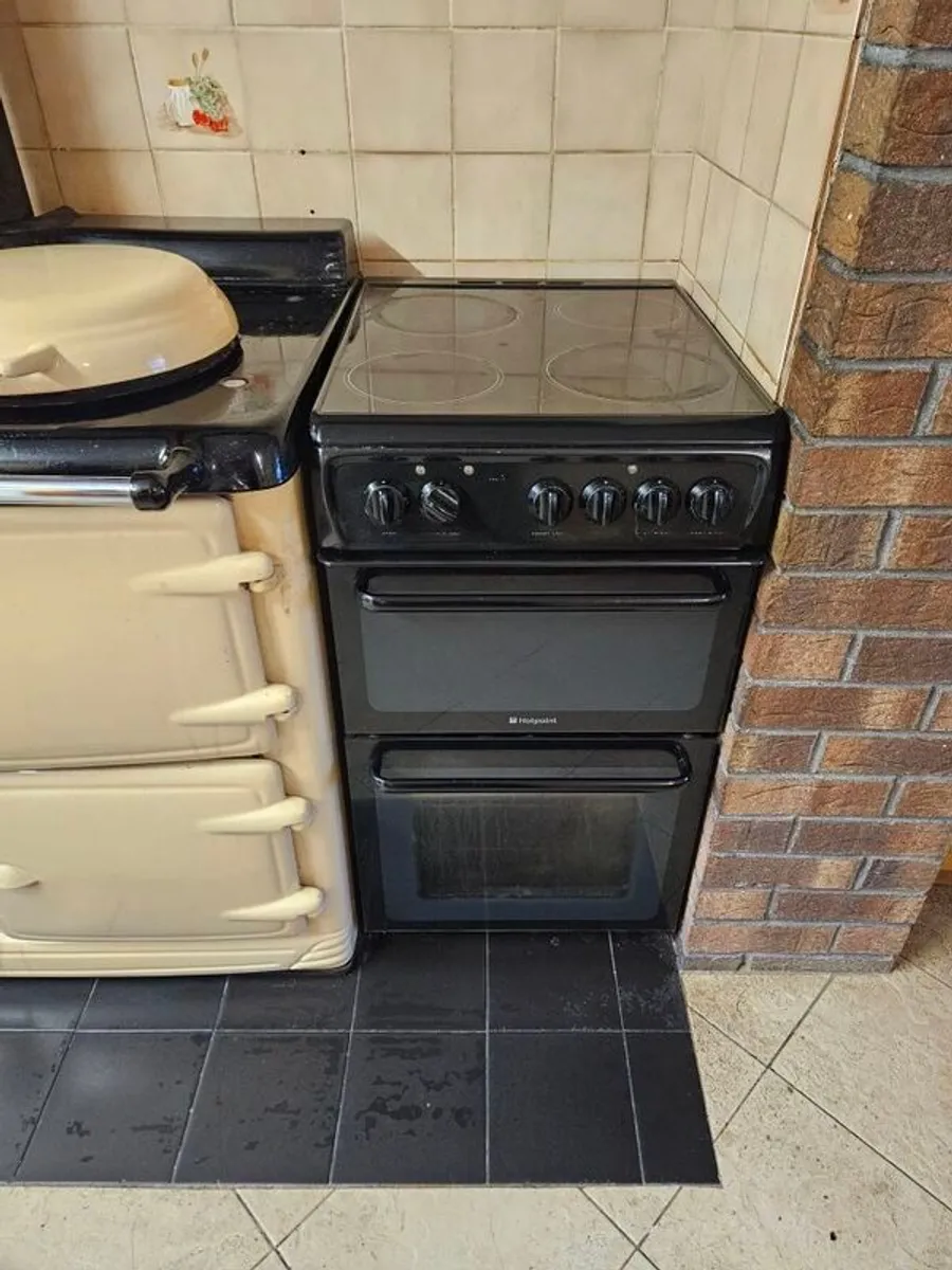 Cream Alpha Oil Range and Hotpoint Electric 4 ring Cooker - Image 3