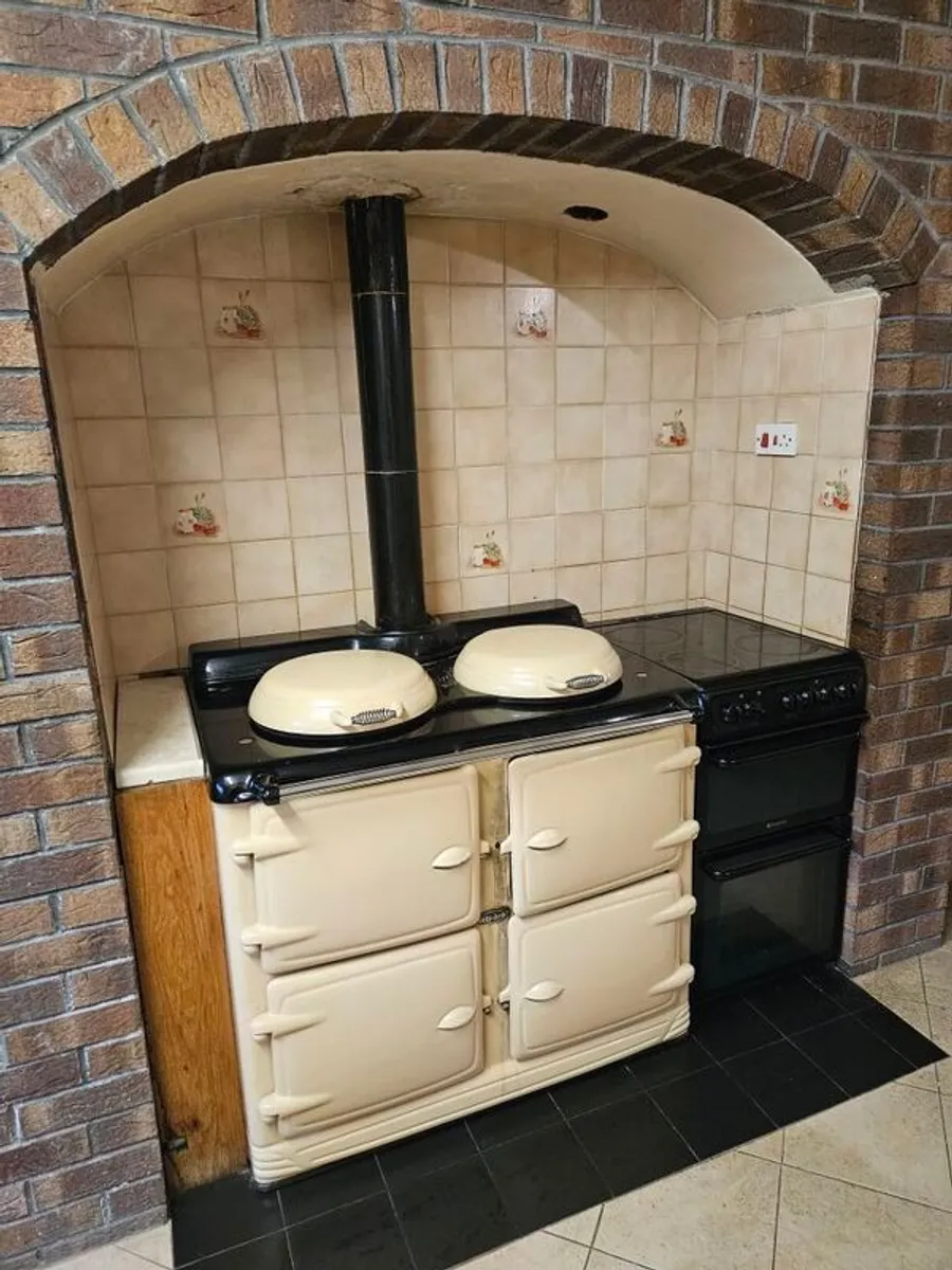 Cream Alpha Oil Range and Hotpoint Electric 4 ring Cooker - Image 4