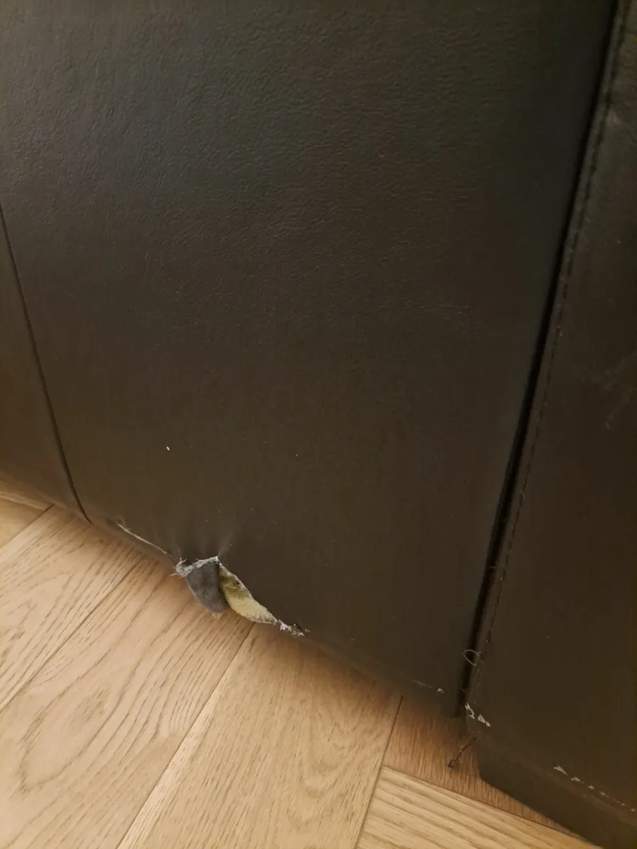 3 seater leather sofa and 2 armchairs - Image 4