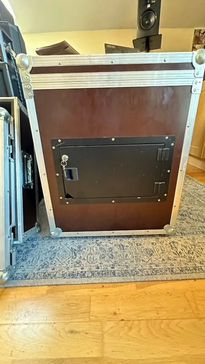 Music Rack 12 u with Service Hatch by Thon - Image 4