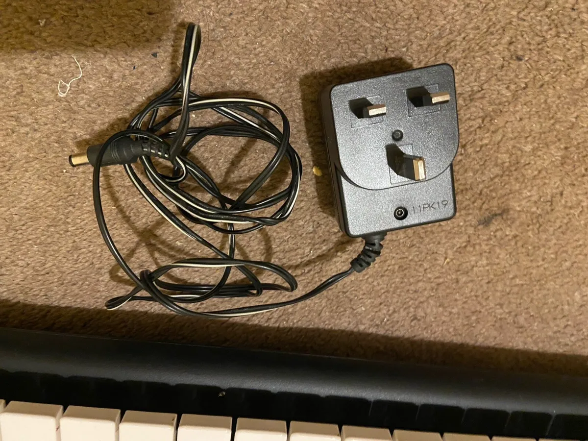 Yamaha YPT-220 61-Key Digital Piano Keyboard - Image 3