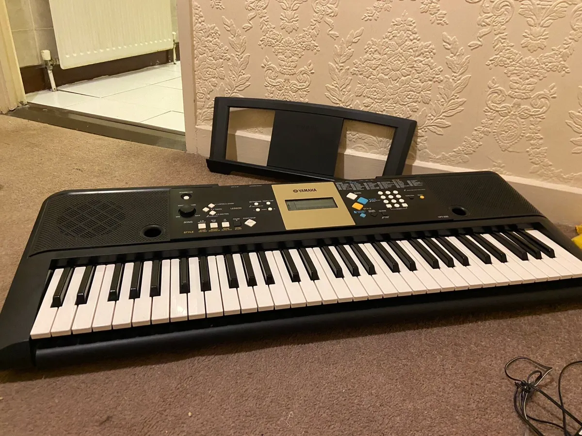 Yamaha YPT-220 61-Key Digital Piano Keyboard - Image 4