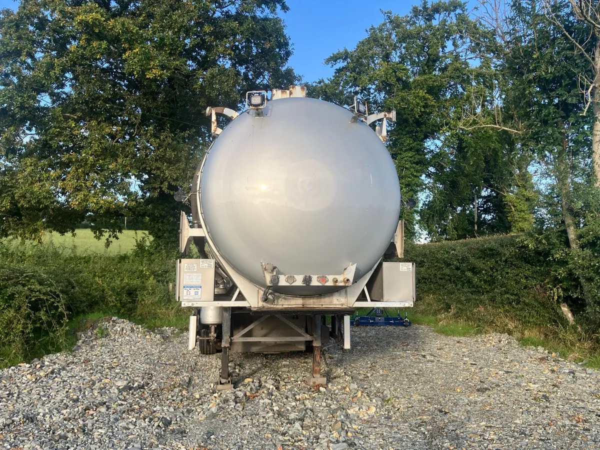 Whale vacuum tanker - Image 3