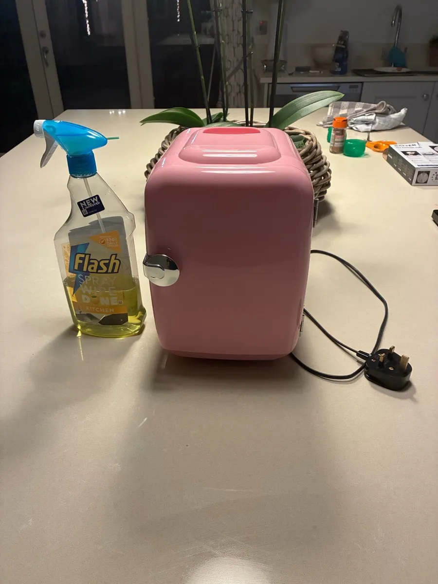 Kids pink mini fridge - Image 1