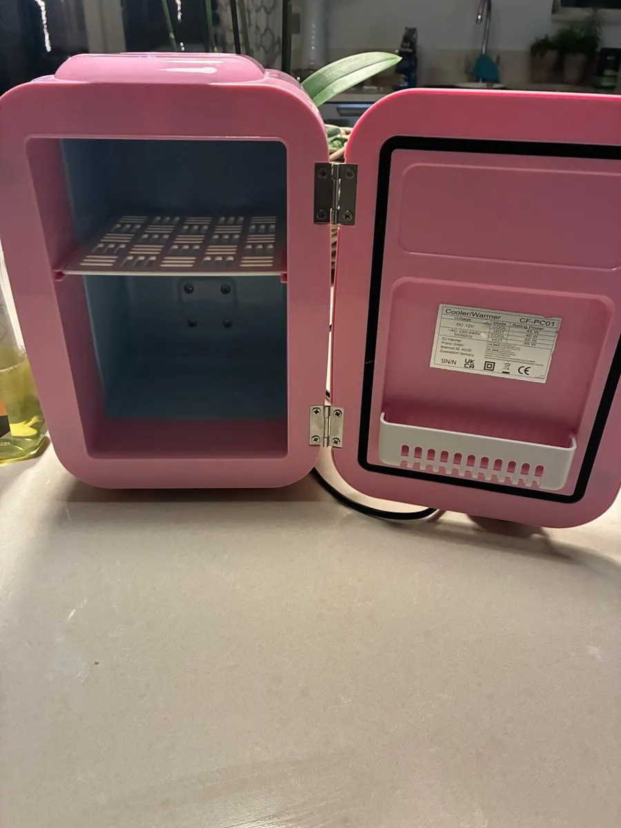 Kids pink mini fridge - Image 3
