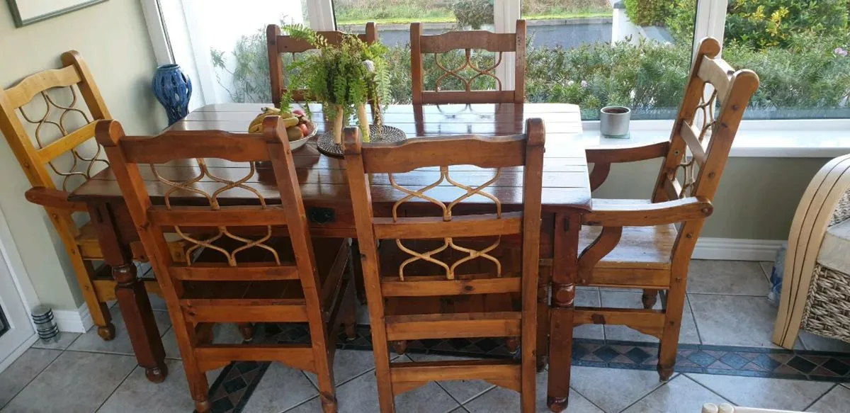 Table and 6 chairs - Image 1