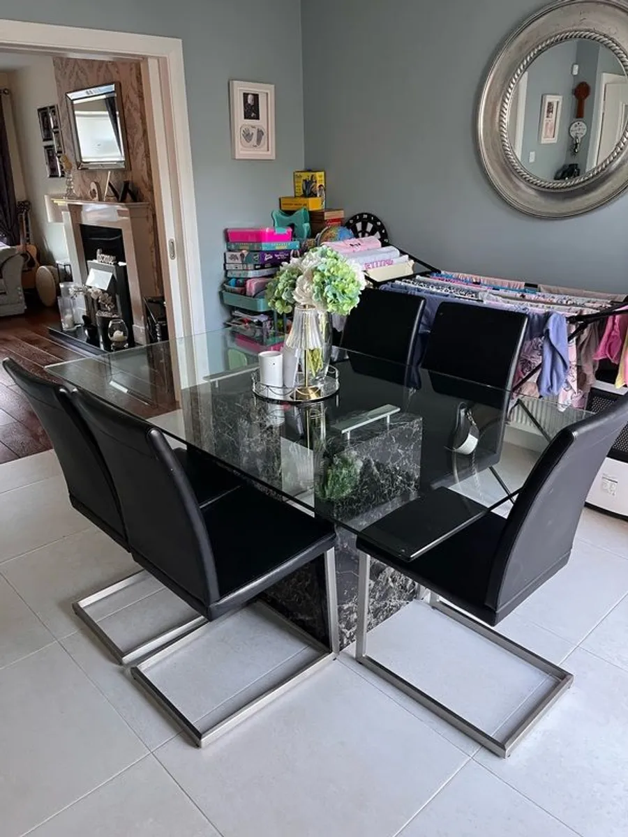 kitchen table and chairs - Image 1