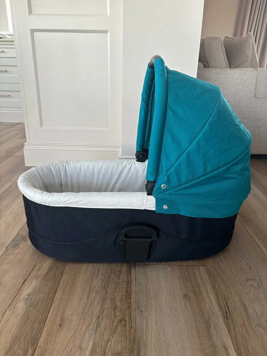 Mamas and papas - car seat, stroller and bassinet - Image 3