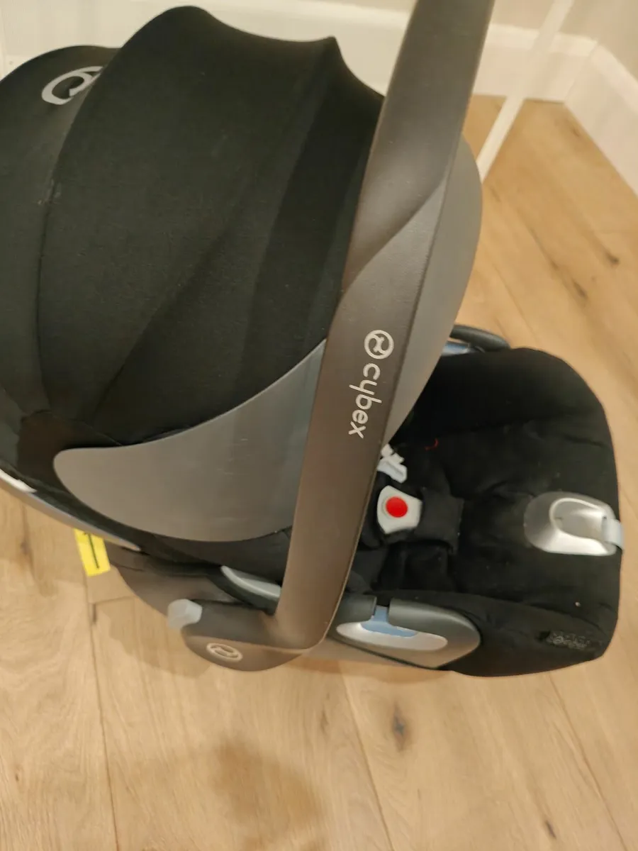 Car seat and base - Image 1