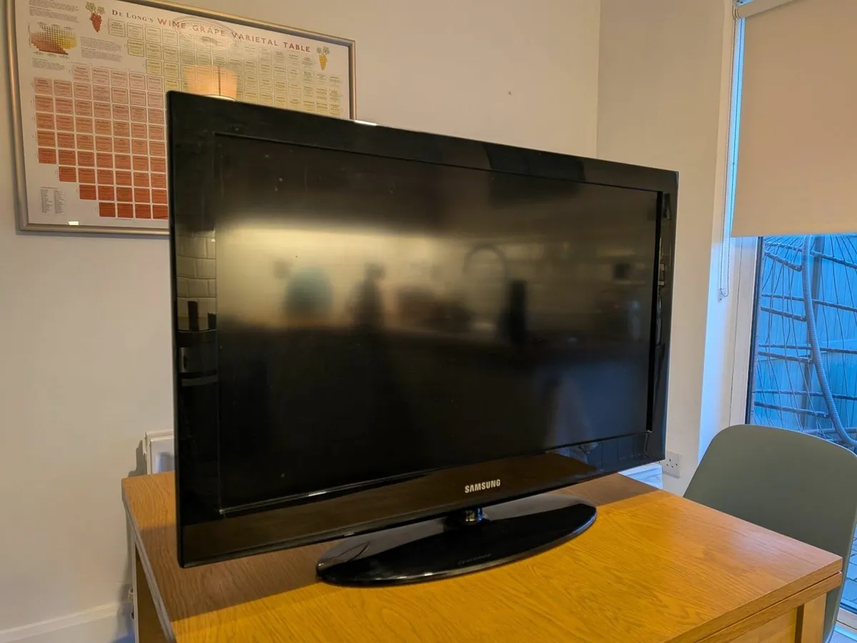 31 Inch Samsung TV - Image 2