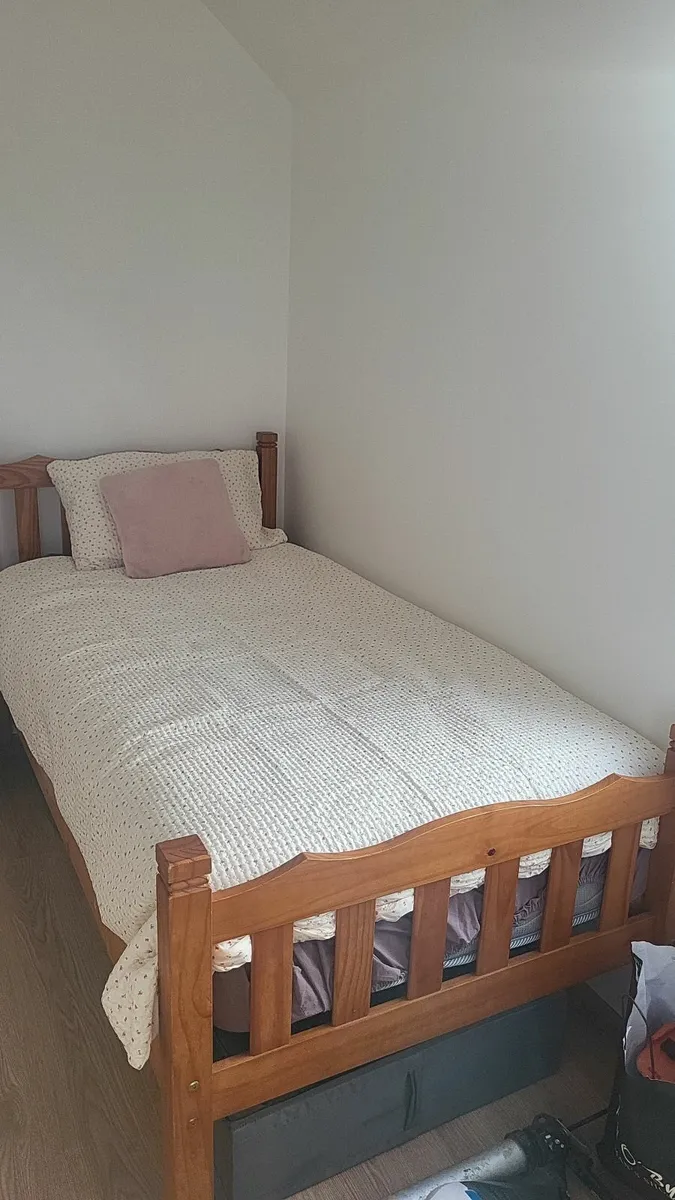 Single bed - Image 1
