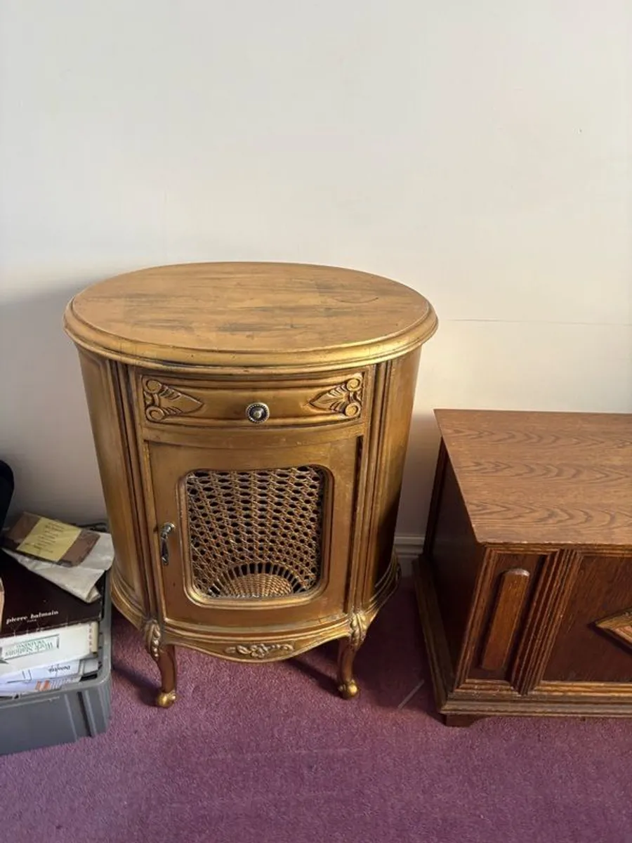 Beautiful gold cabinet - Image 4