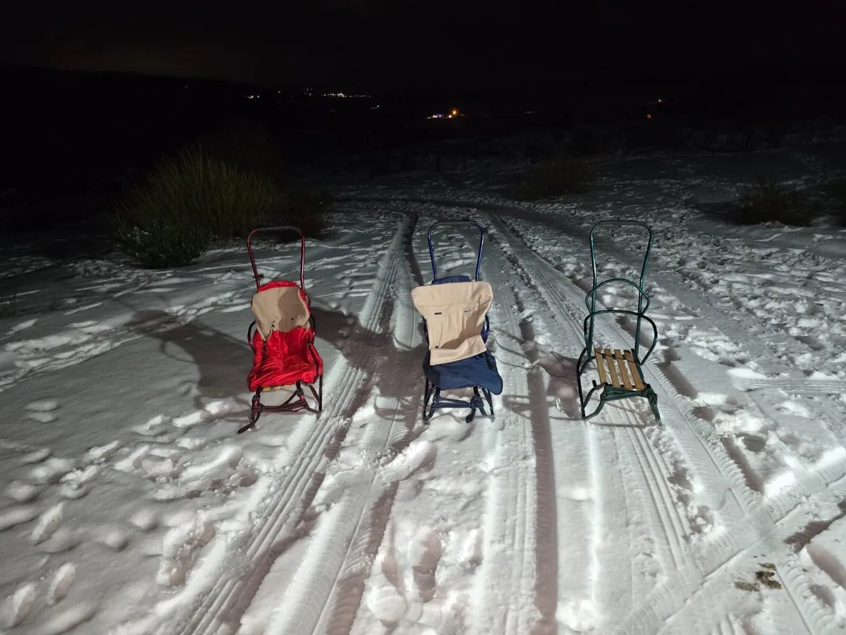 Snow sleigh with cover - Image 3