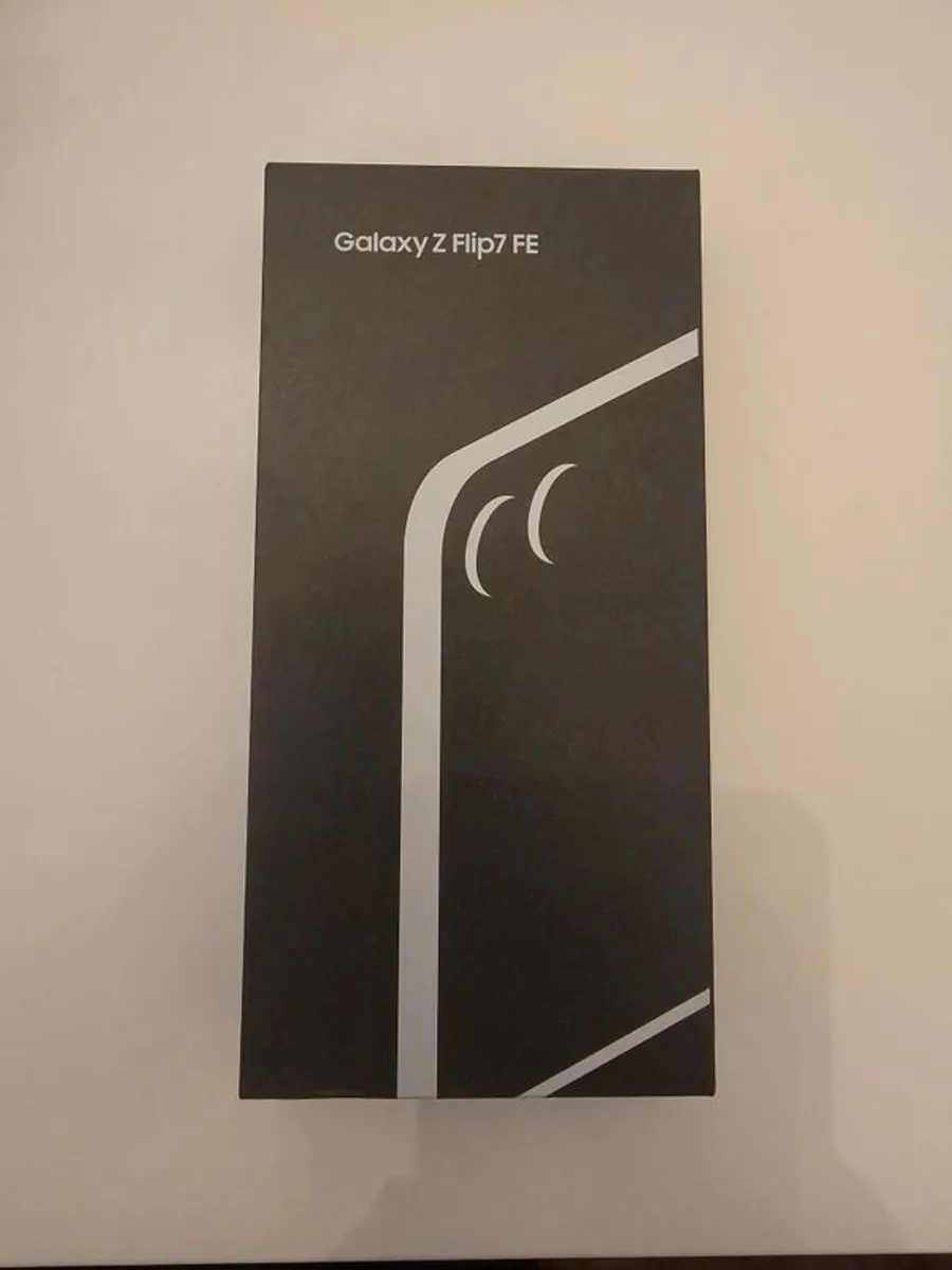 Selling Samsung Galaxy Z Flip 7 Fe - Image 1