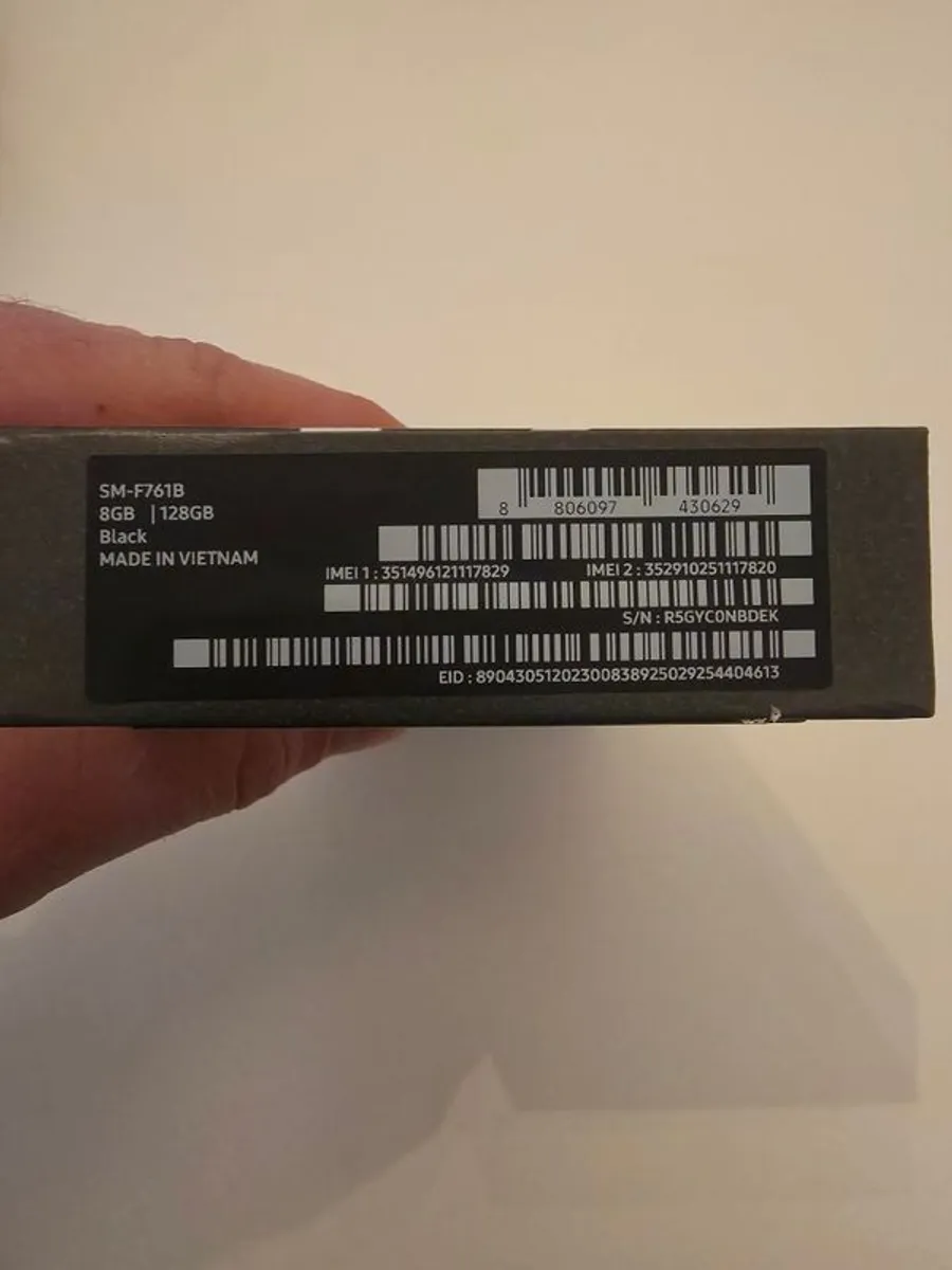 Selling Samsung Galaxy Z Flip 7 Fe - Image 2