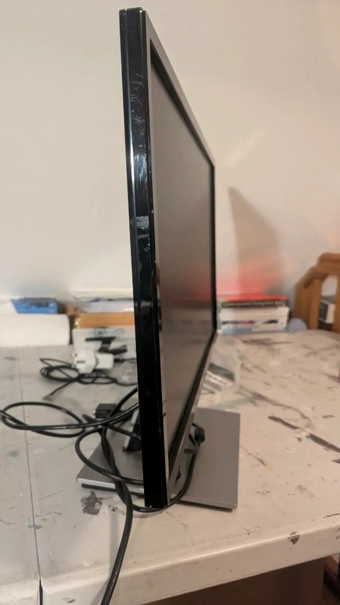 Dell 24" Computer Monitor - Image 4