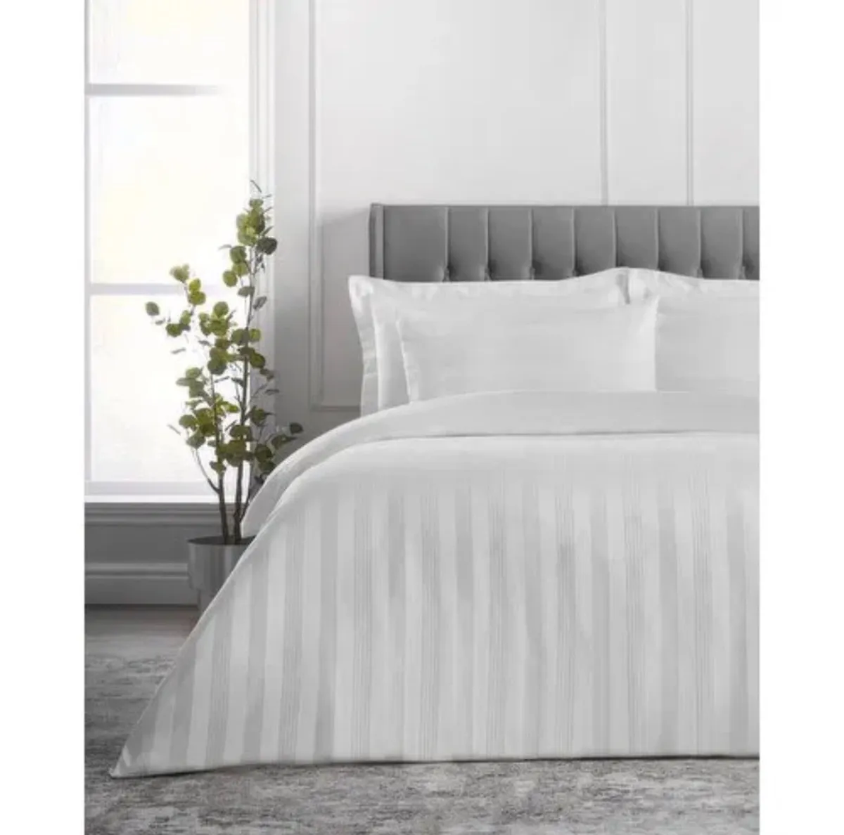 BRAND NEW Luxury White Stripe Duvet - King 230 - Image 1