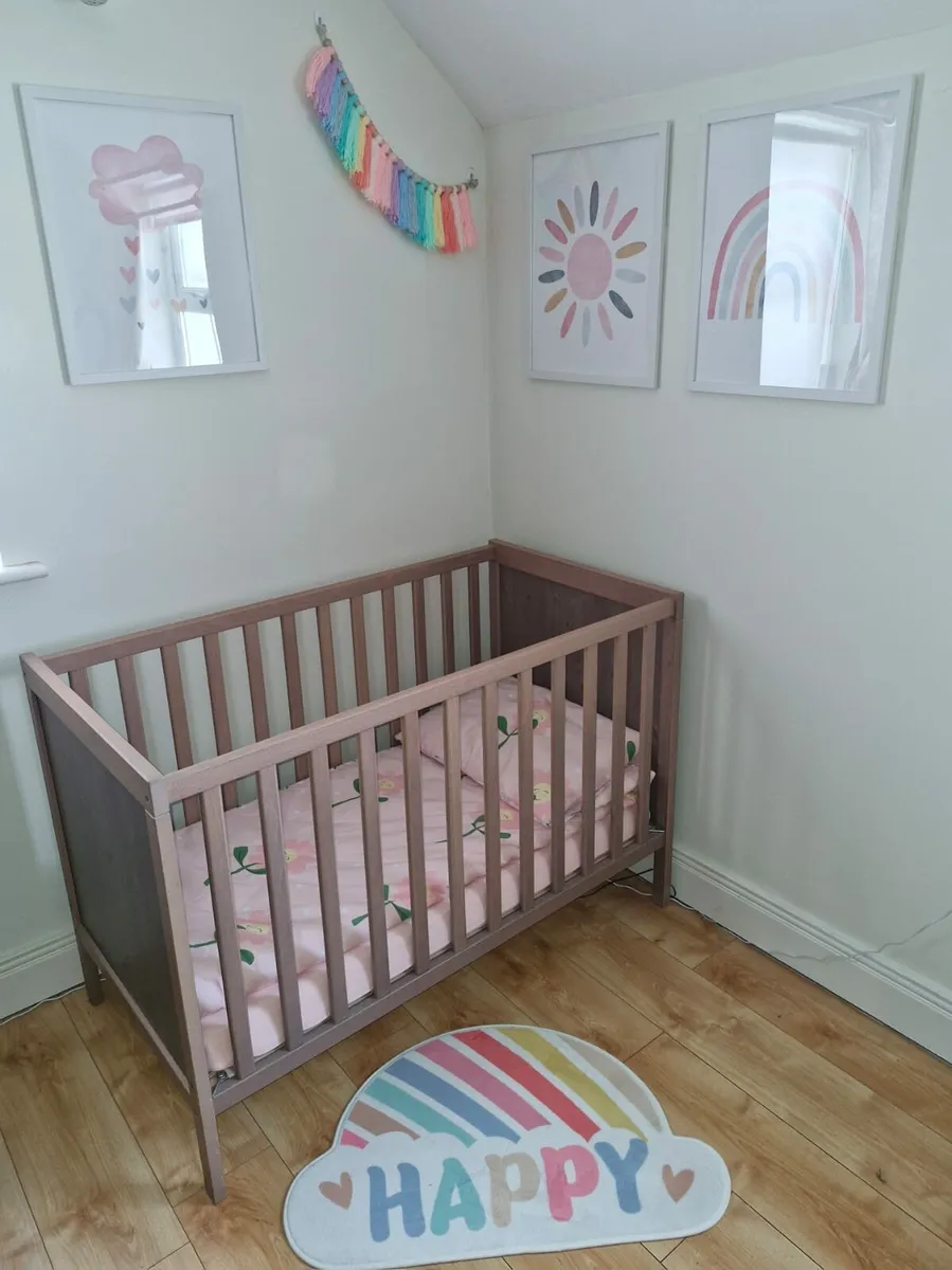 Babys cot & mattress, bedwear and bedroom access - Image 3
