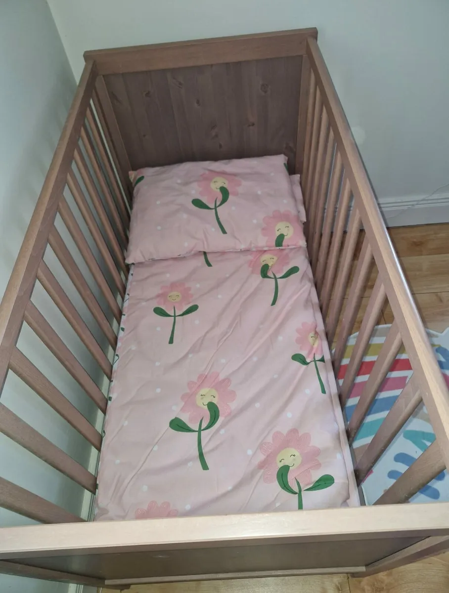 Babys cot & mattress, bedwear and bedroom access - Image 4