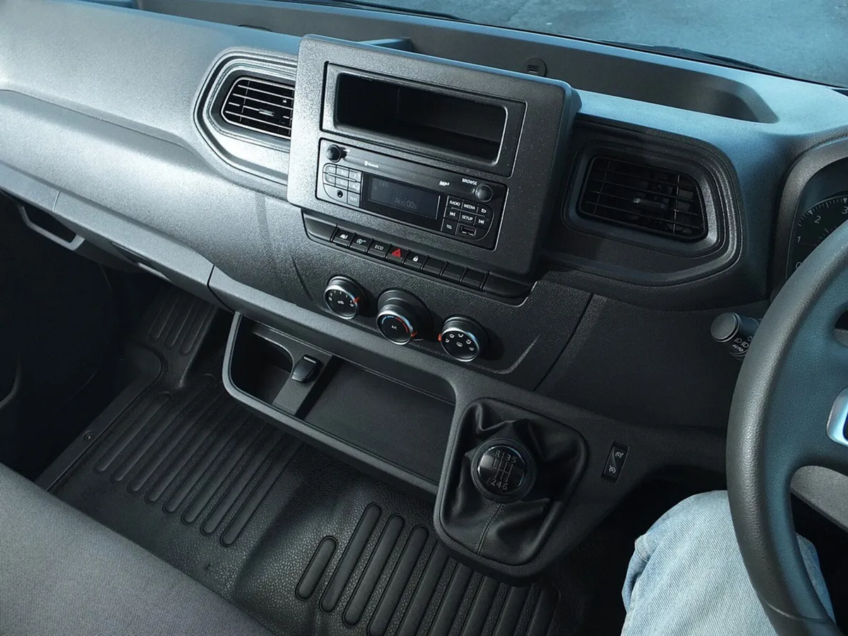 2023 Renault Master Low Loader Luton Box Van - Image 4