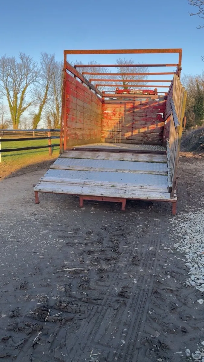 Cattle box - Image 1