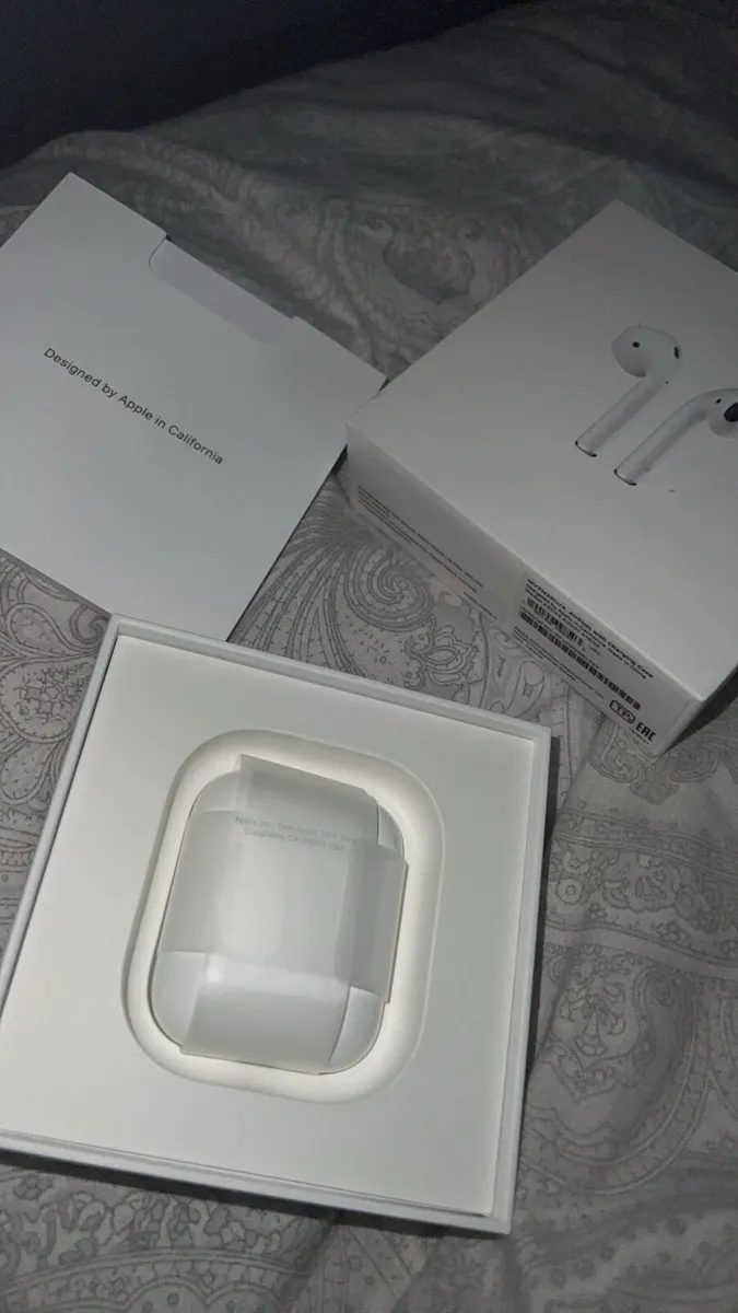 Apple Airpods - Image 4