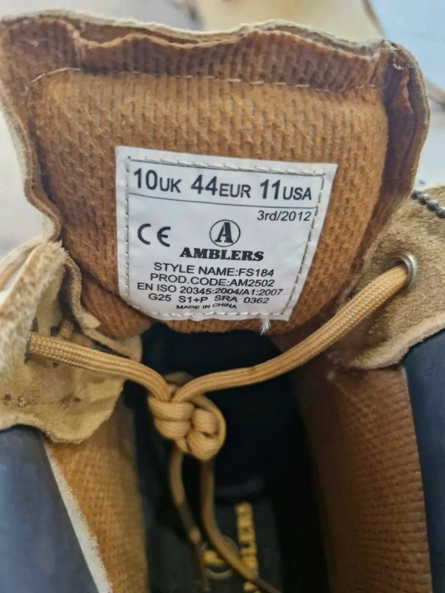 Size 10 boots - Image 1