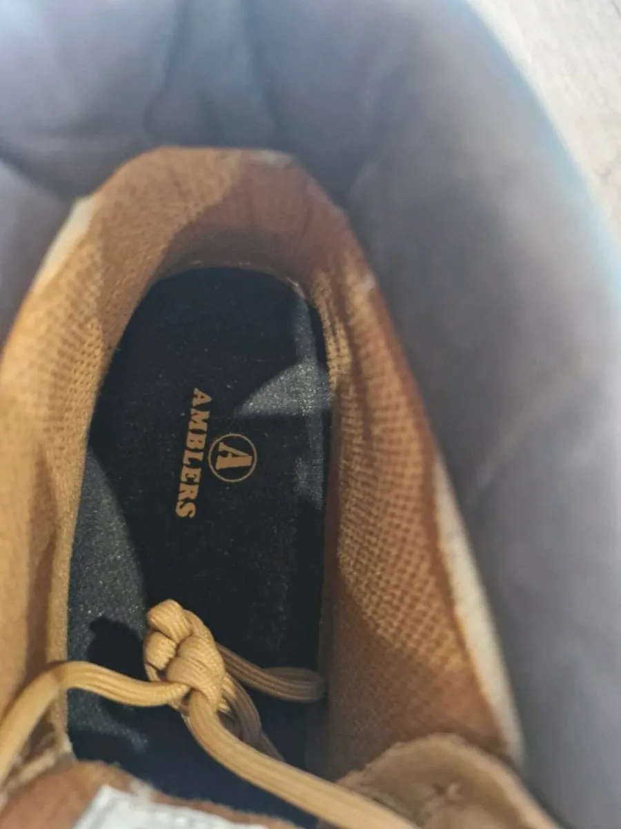 Size 10 boots - Image 2