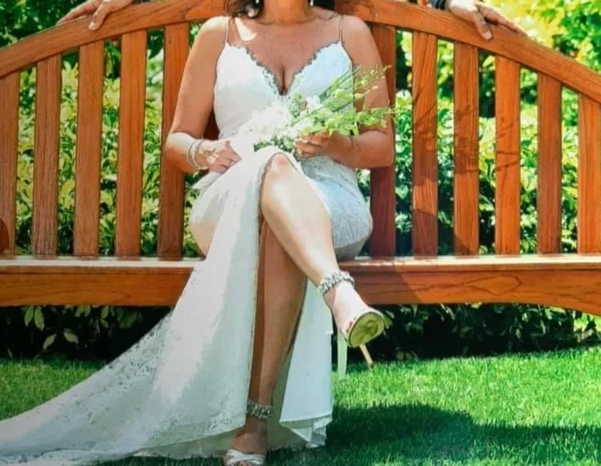 Gorgeous wedding dress - Image 2